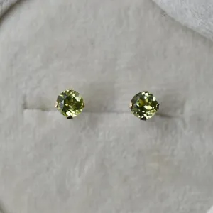 14k Claw-Set Peridot Studs