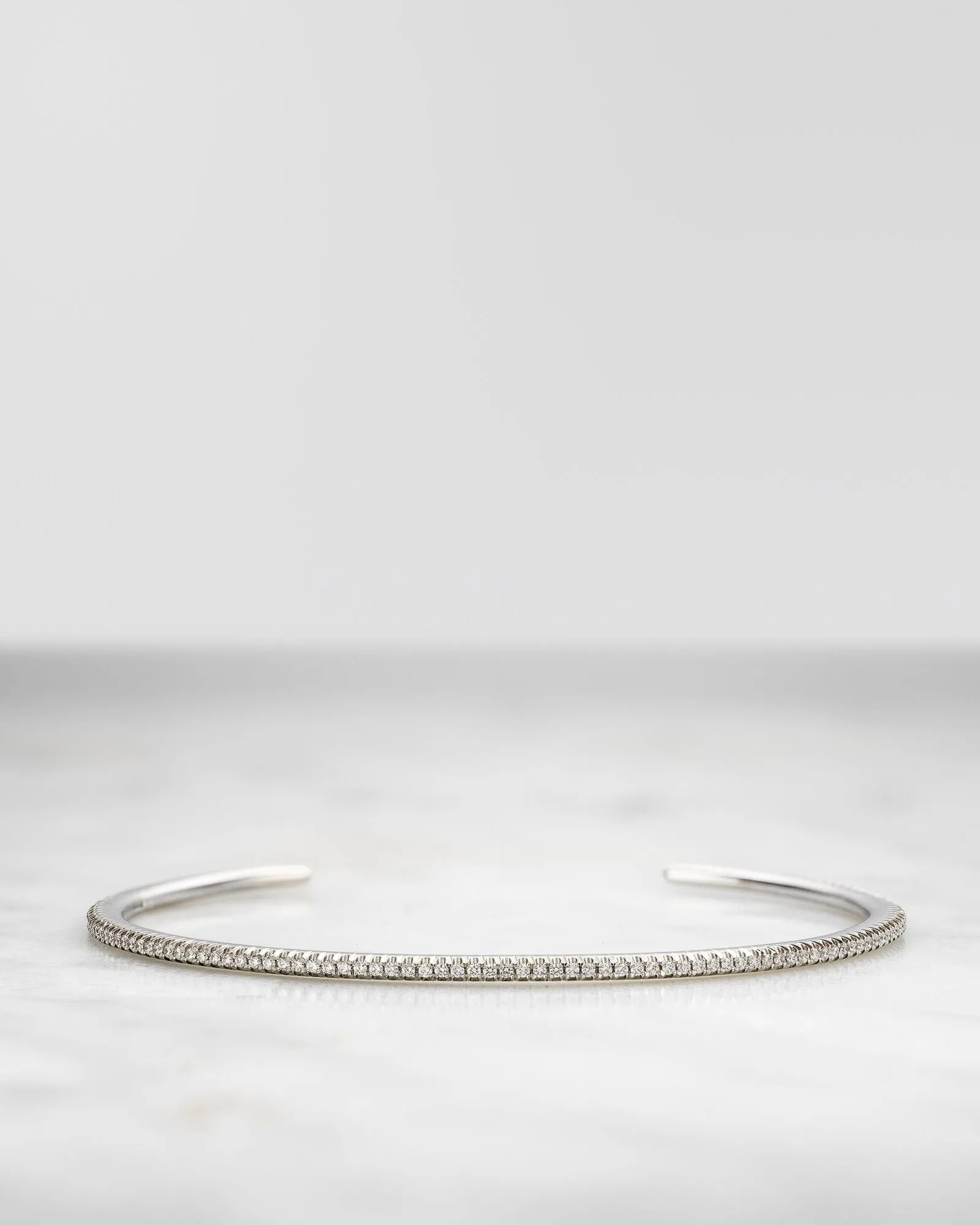 Belle 18K Gold, Whitegold or Rosegold Bangle w. Diamonds