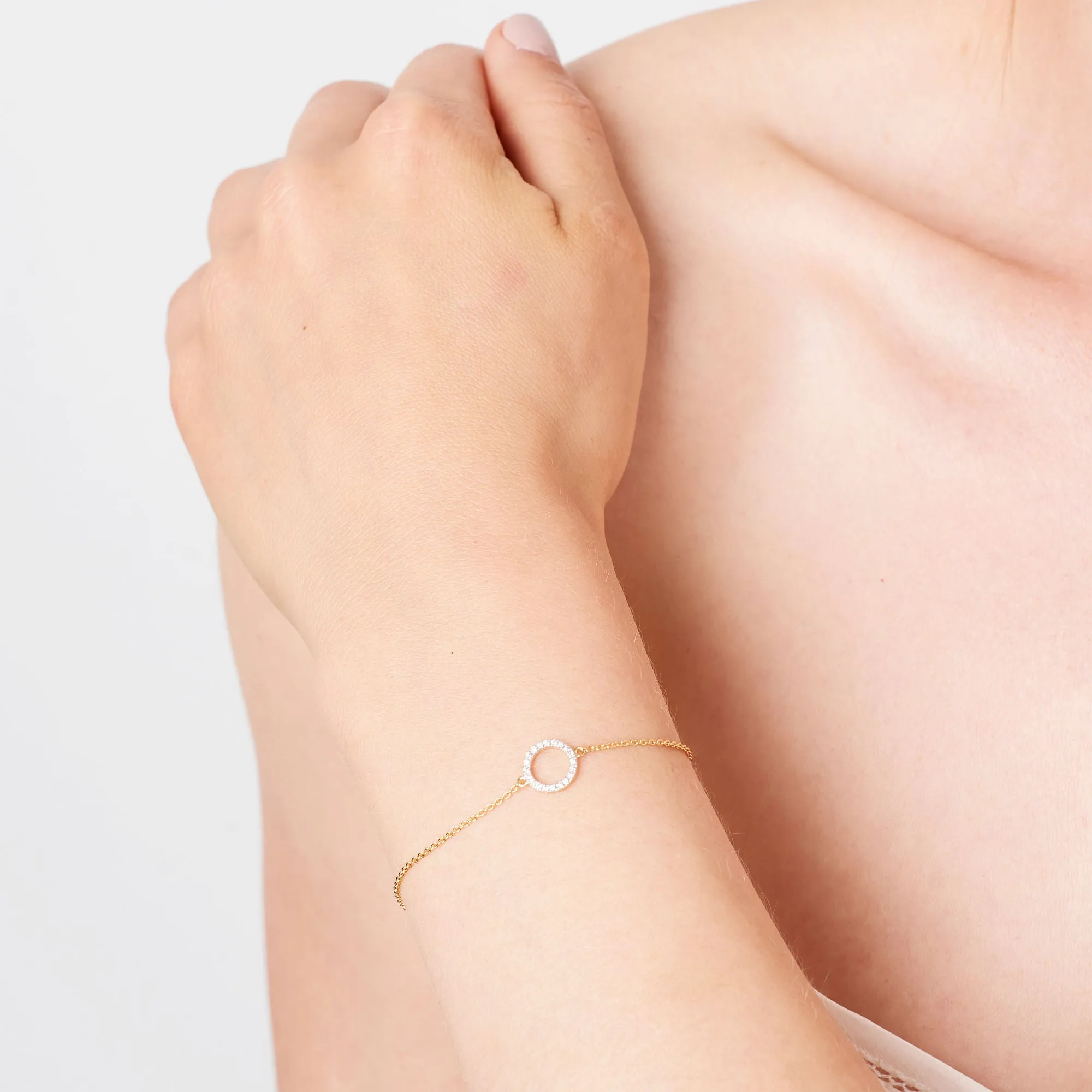 Circle 14K Gold Bracelet w. Diamonds
