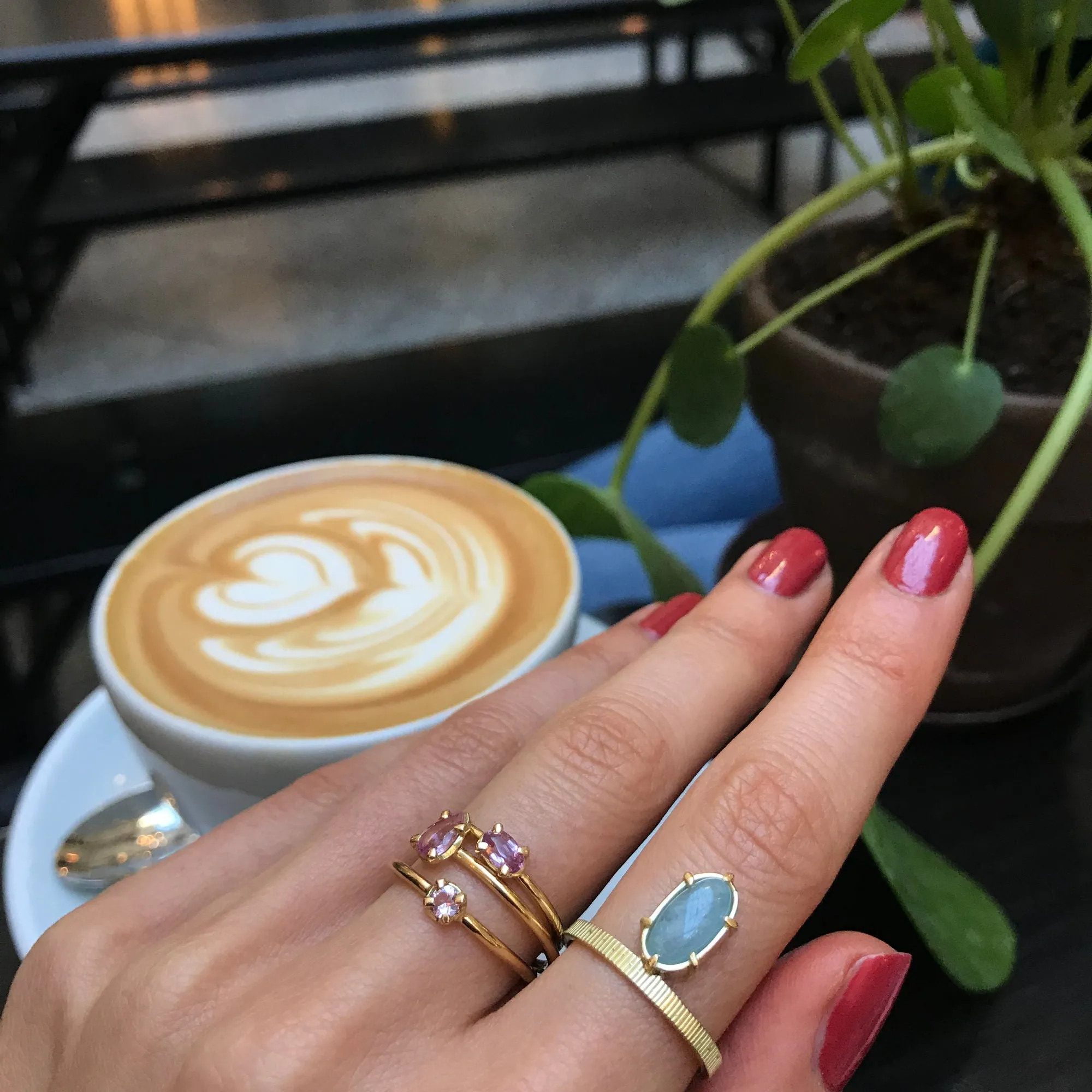 Drop Pink 18K Gold Ring w. Sapphire