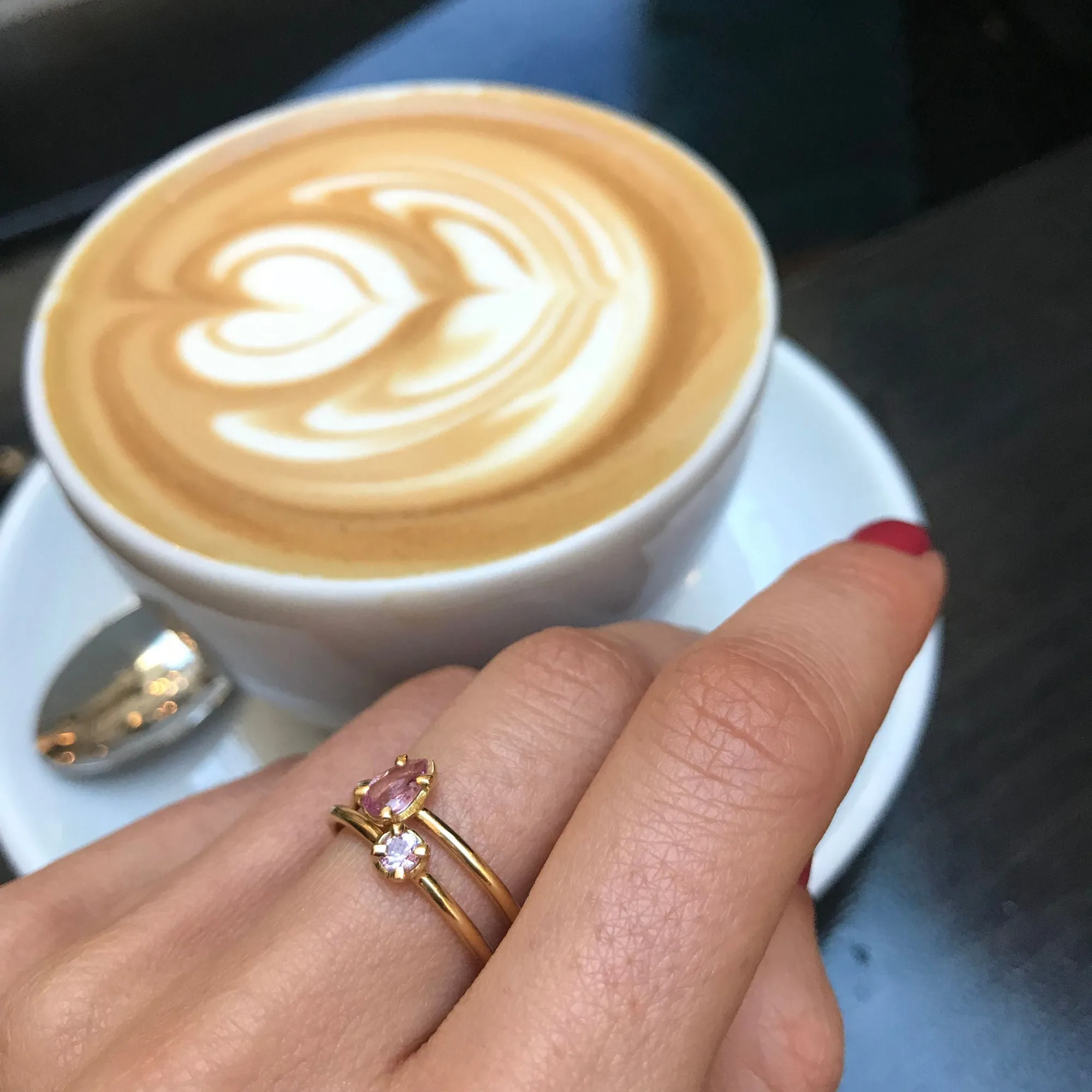 Drop Pink 18K Gold Ring w. Sapphire