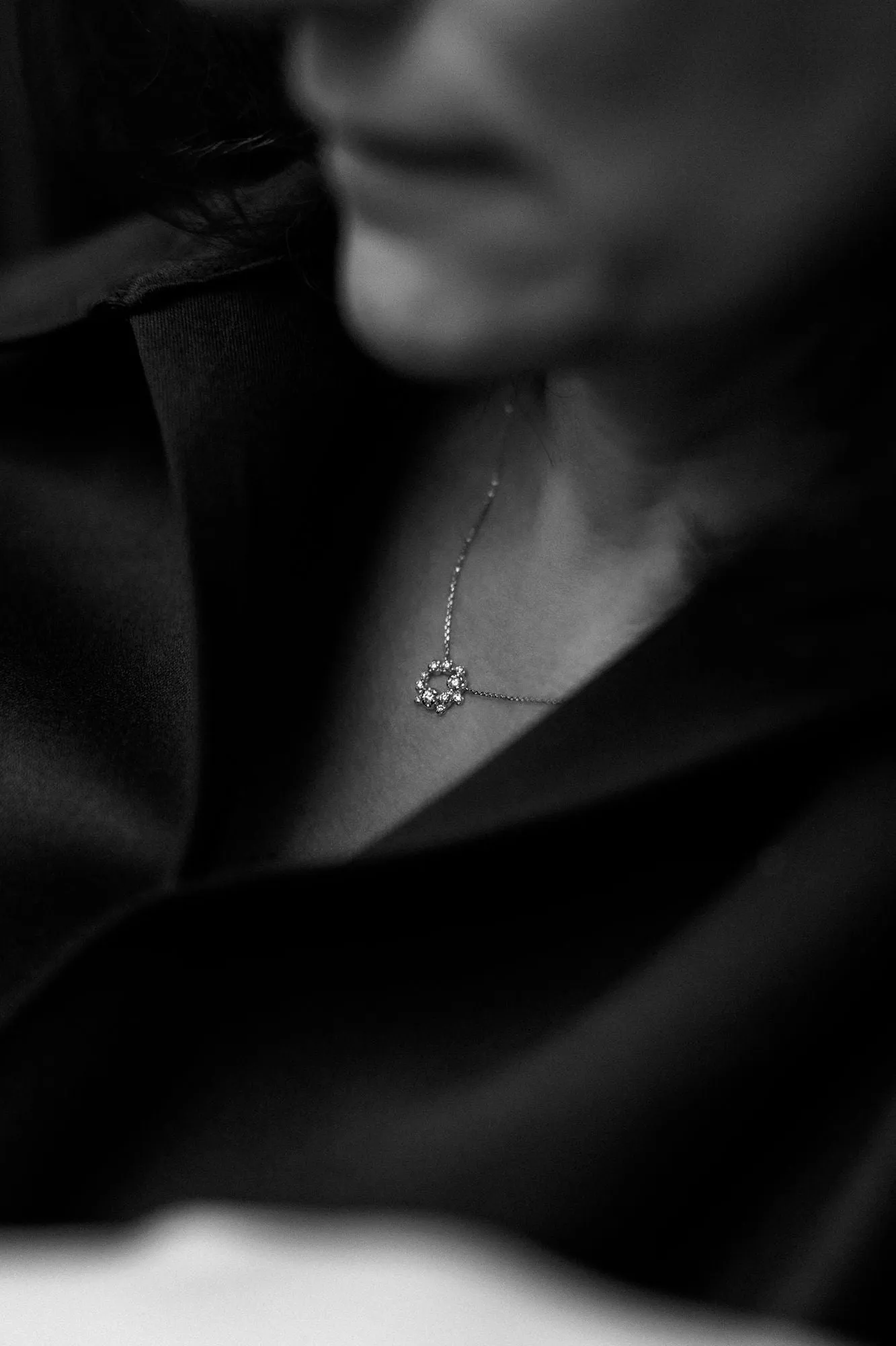 Middle Circle Nr 01 18K Gold, Whitegold or Rosegold Necklace w. Diamonds