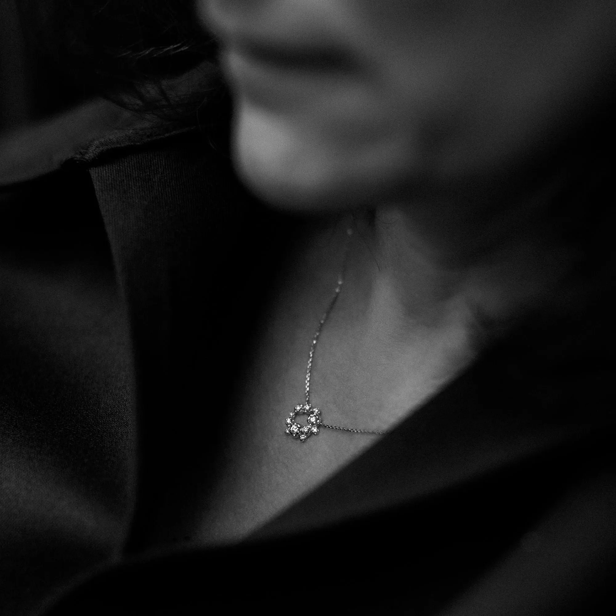 Middle Circle Nr 01 18K Gold, Whitegold or Rosegold Necklace w. Diamonds