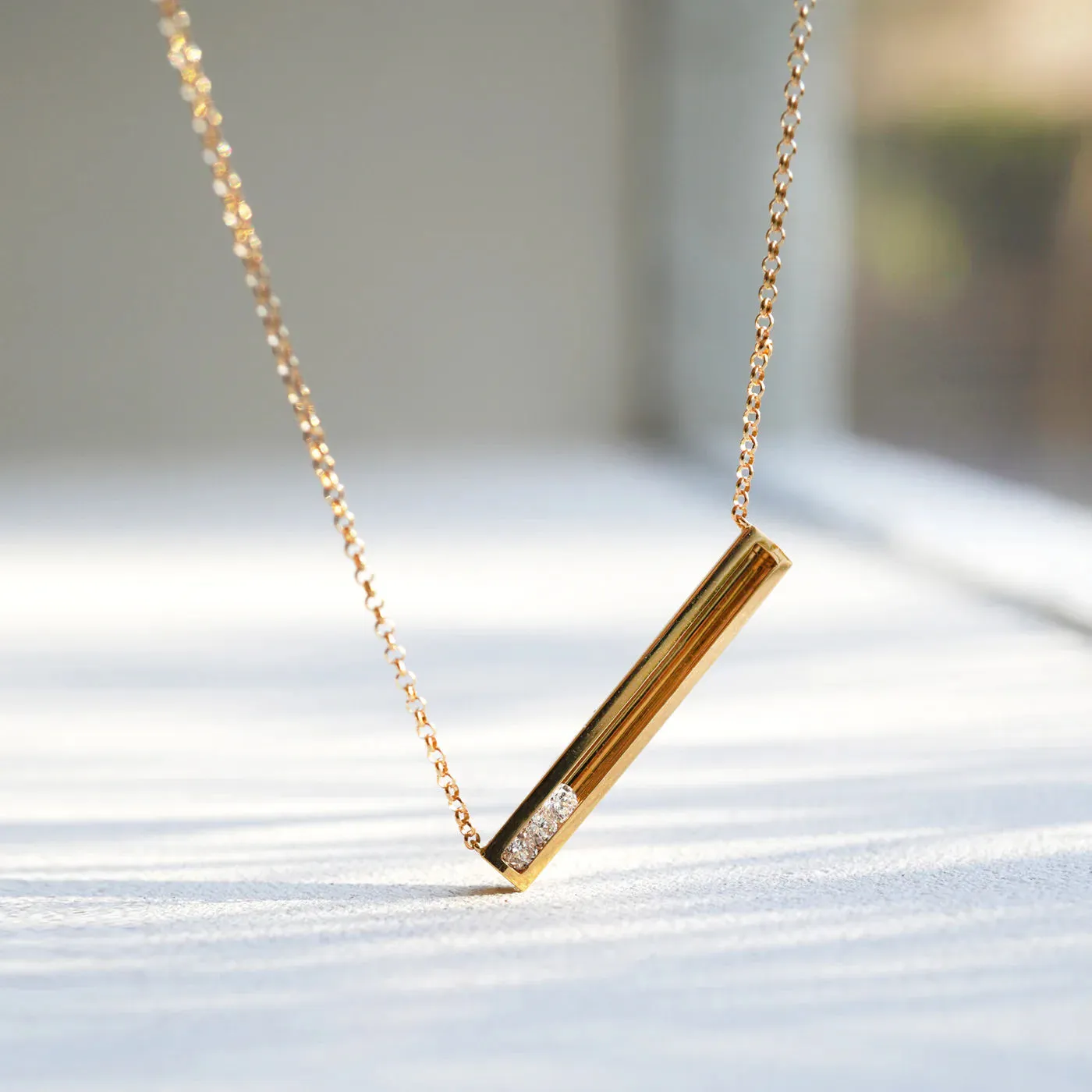 Moving 3 18K Gold Necklace w. Diamonds