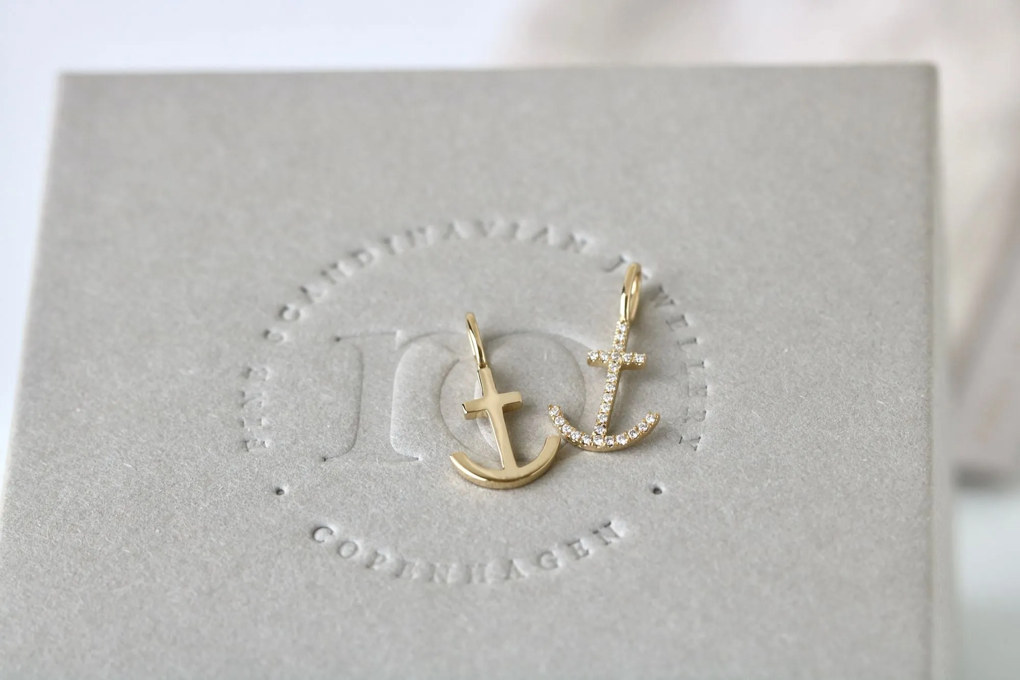 Rock Classic Hope 18K Gold Pendant w. Diamonds