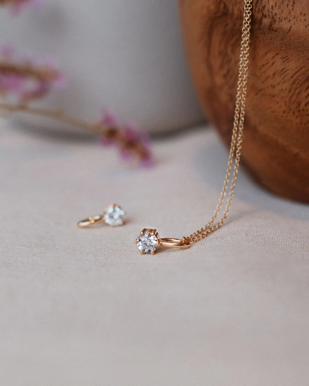Simple Solitaire 18K Gold, Whitegold or Rosegold Pendant or Necklace w. Diamonds