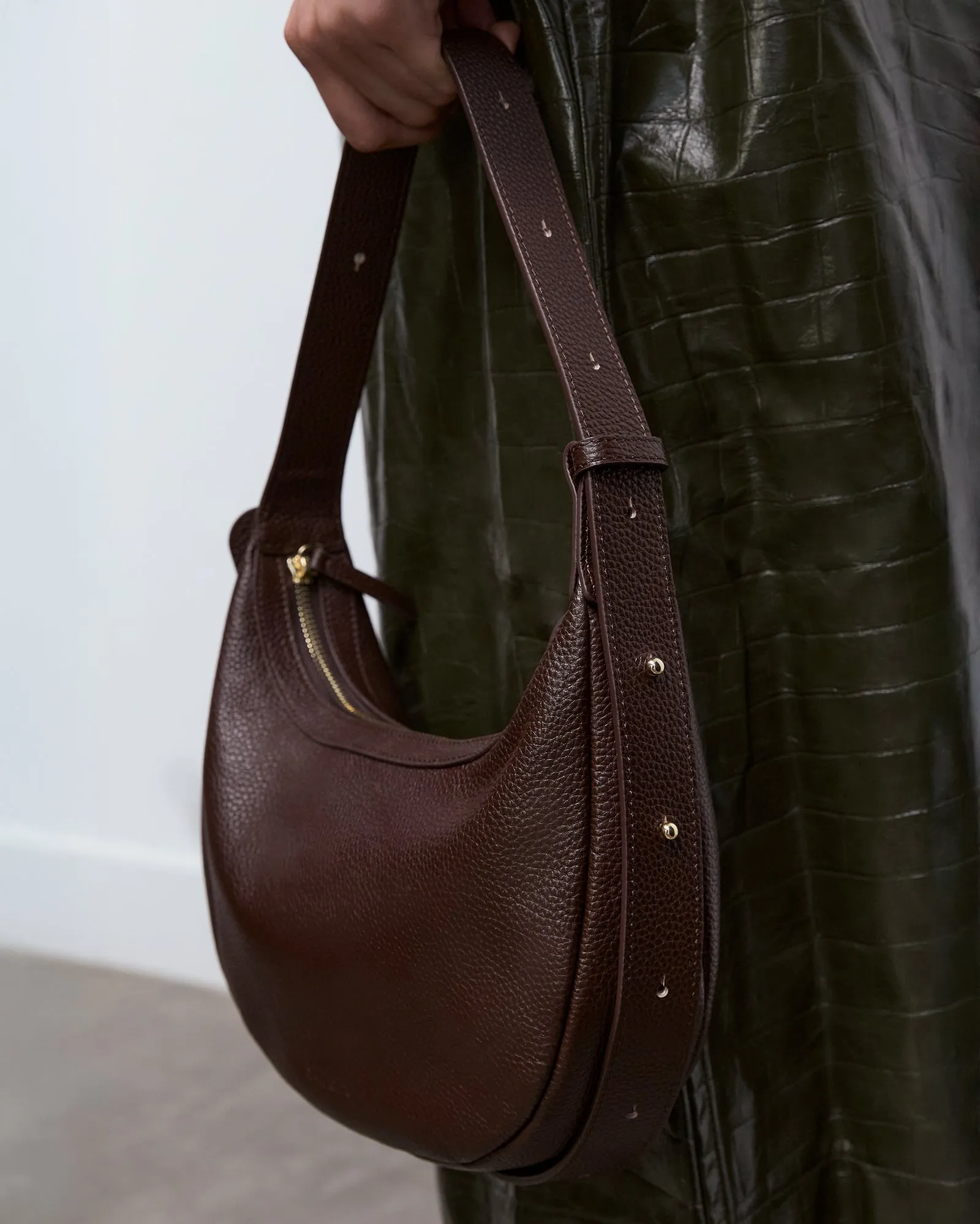 TAYA SHOULDER BAG BITTER CHOC LEATHER Jo Mercer
