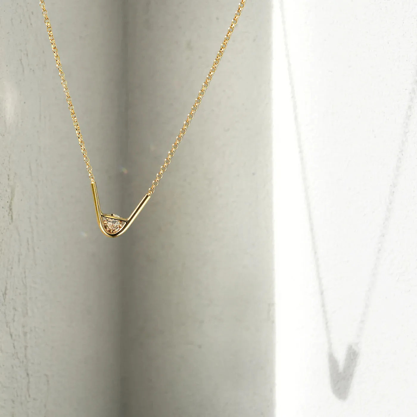 Tip 10K Gold Necklace w. Diamond