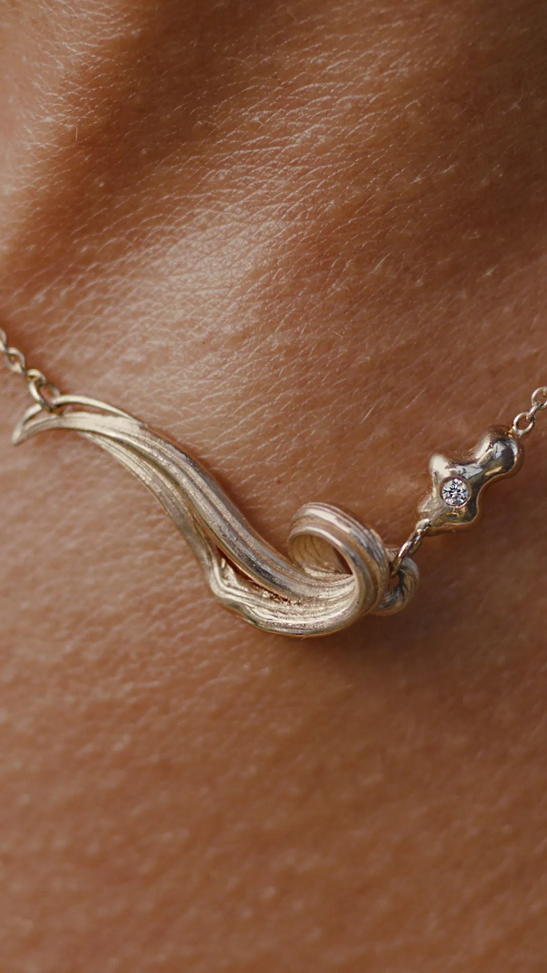 Unda 14K Gold Necklace w. Diamond