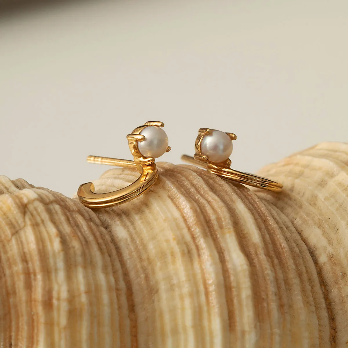 Unicorn 18K Gold Plated Hoops w. White Freshwater Pearls
