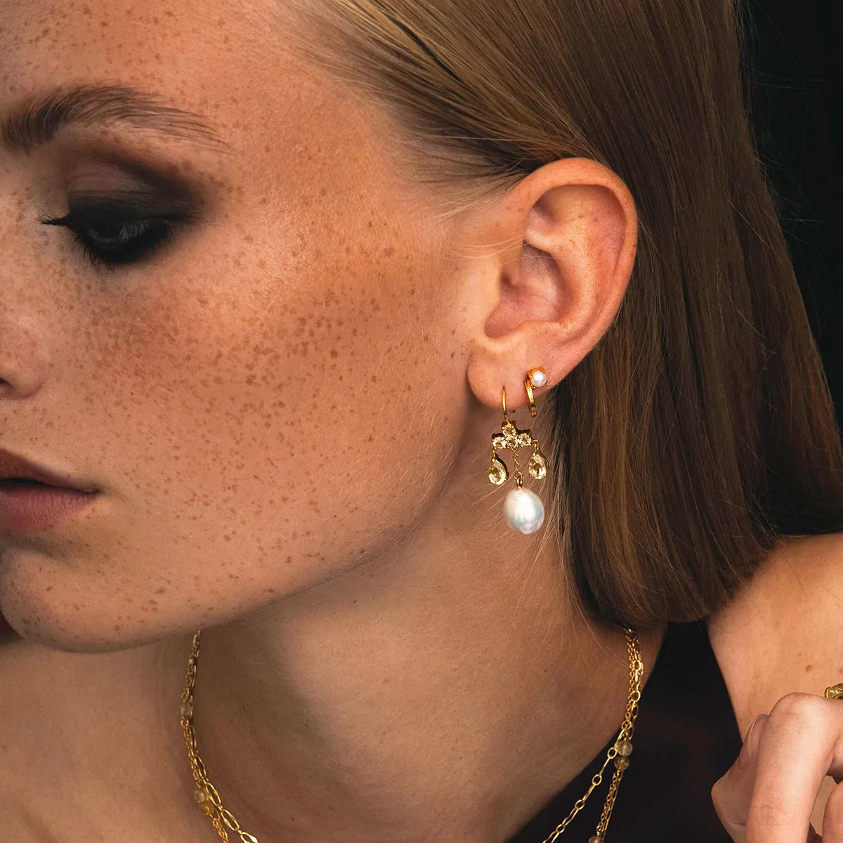 Unicorn 18K Gold Plated Hoops w. White Freshwater Pearls