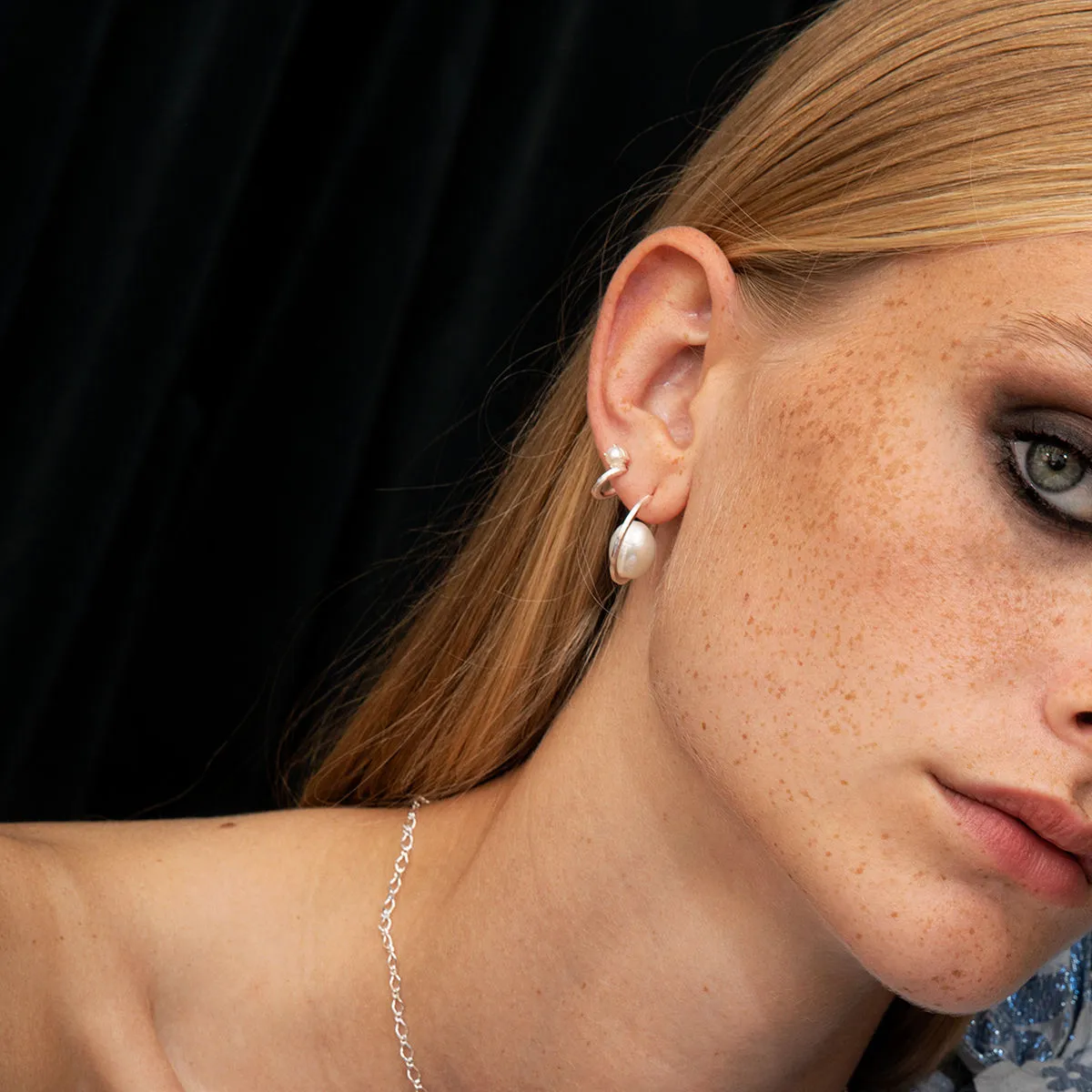 Unicorn Silver Hoops w. White Freshwater Pearls