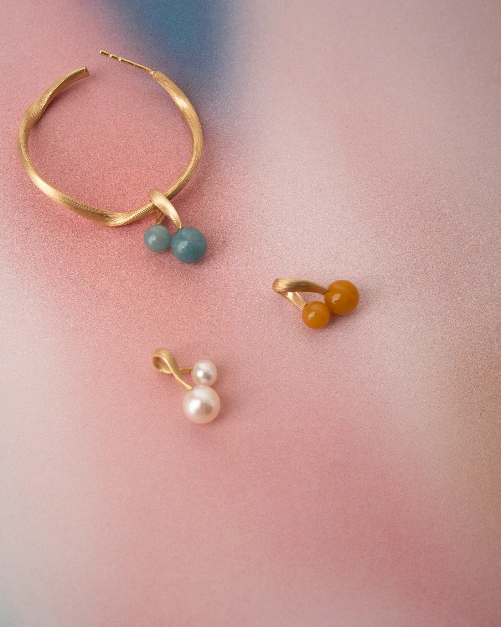 Vega 18K Gold Pendant w. Pearls
