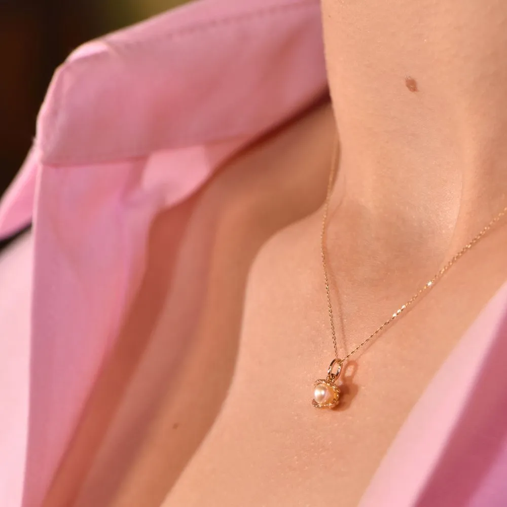 Venus Clam 14K Gold Necklace w. Pearl